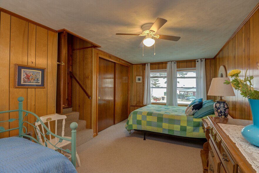 LARGE BEDROOM QUEEN BED - 1522 Richville Rd