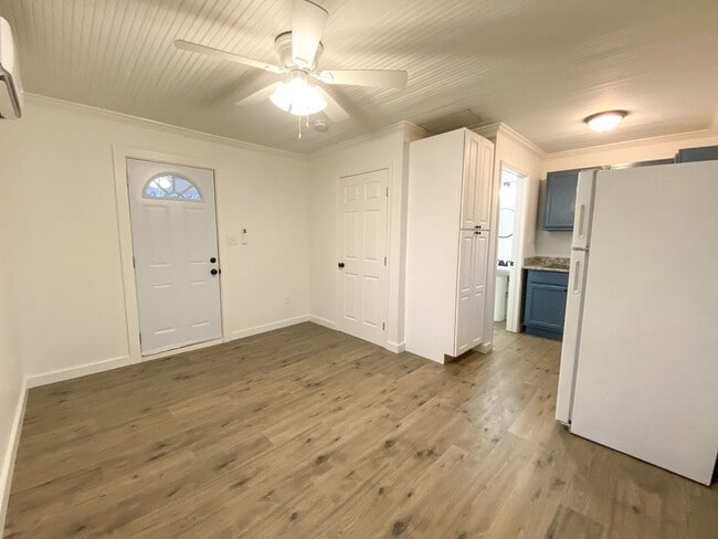 Building Photo - Recently renovated efficiency apartment in midtown