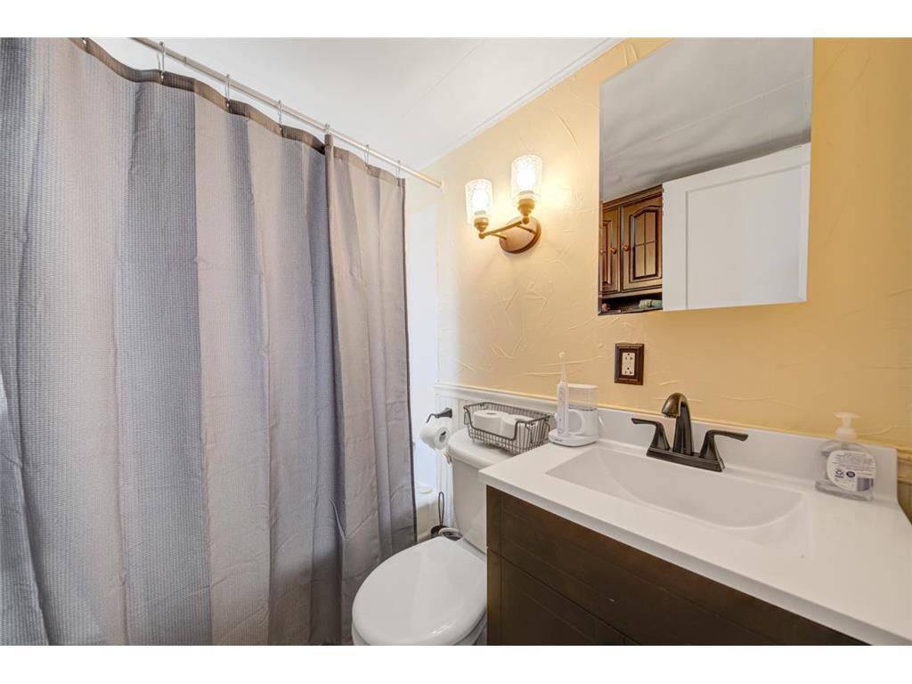 Building Photo - 523 2nd St NE