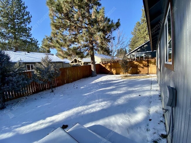 Building Photo - Single-Level 3 BR - 2 BA Rancher in Southw...