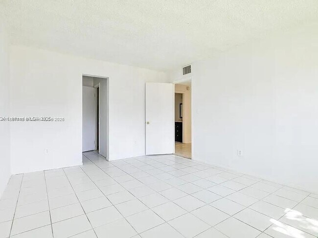 Building Photo - 14850 Naranja Lakes Blvd