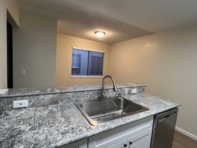 Building Photo - Updated South Natomas Condo