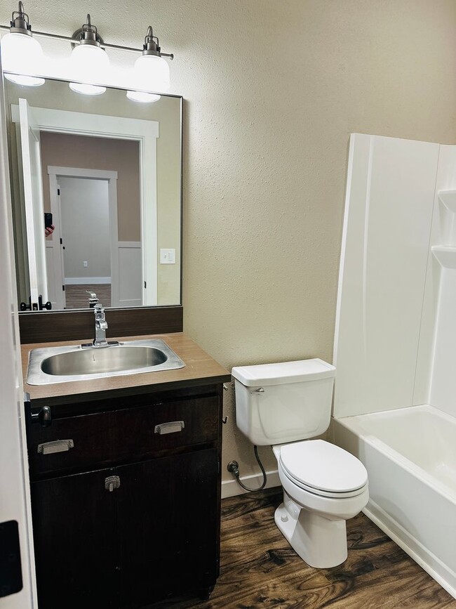 Building Photo - Charming Vintage Farm House