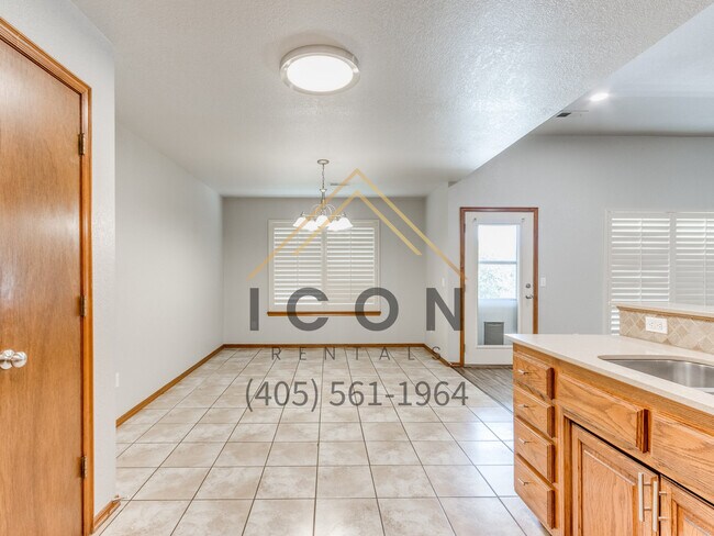 Building Photo - 313 E Plantation Terrace