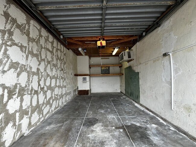 Building Photo - 3812 E 10th St