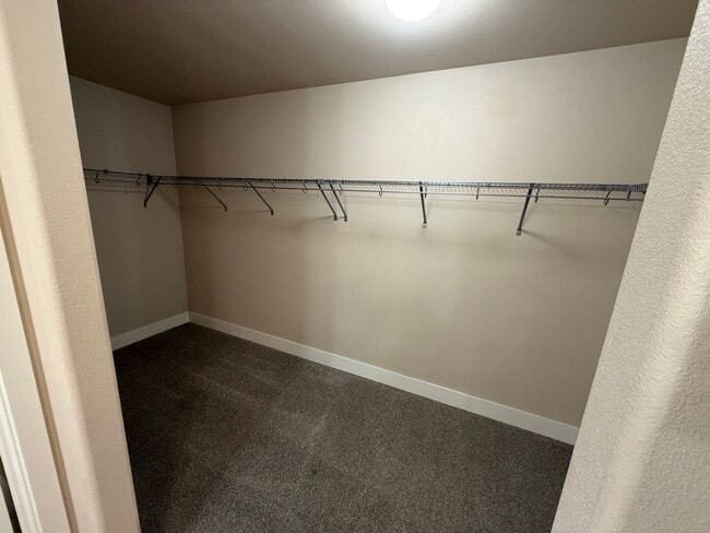 Building Photo - 4 Bed/2.5 Bath Single Family Home in SE Bend