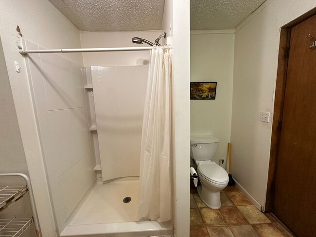 Building Photo - Private 1 Bed 1 Bath Home (Heat/Fuel and S...