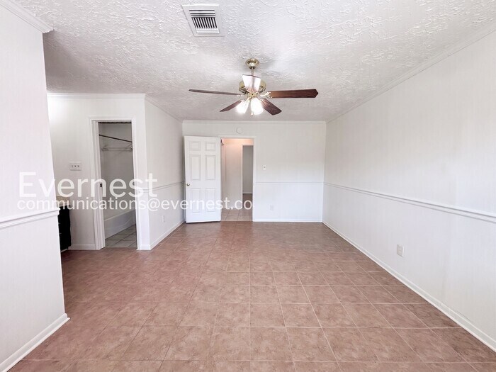 Building Photo - 10938 MacKenzie Dr