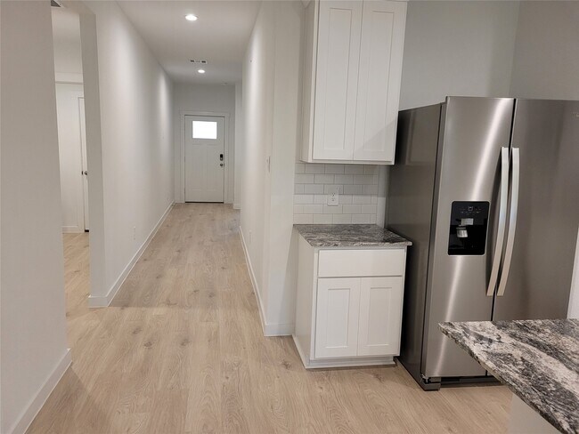 Building Photo - 4947 Oakwood Dr