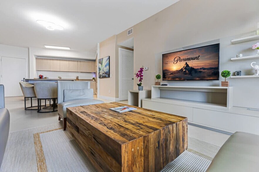 Building Photo - 4011 S Ocean Dr