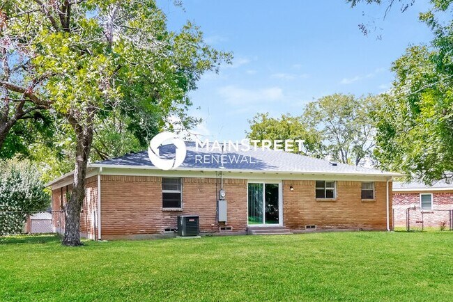 Building Photo - 3 Bedroom Pet-Friendly Home in DALLAS, TX with Main Street Renewal