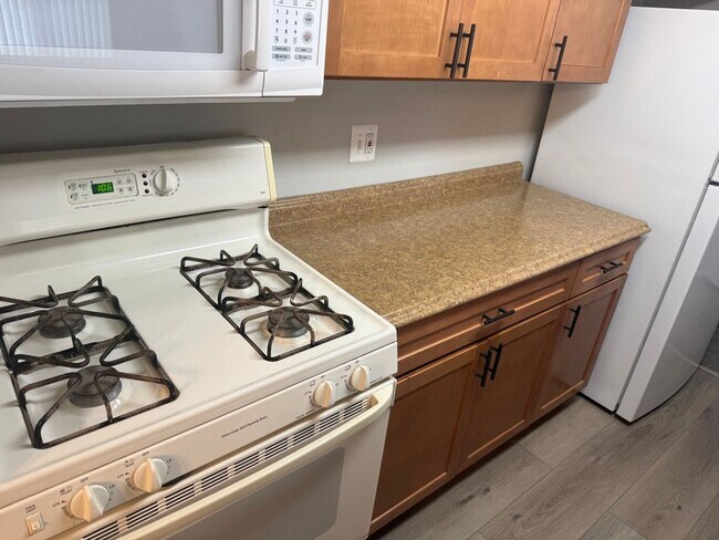 Building Photo - Bright & Spacious Condo in Sought-After Glenhardie Community