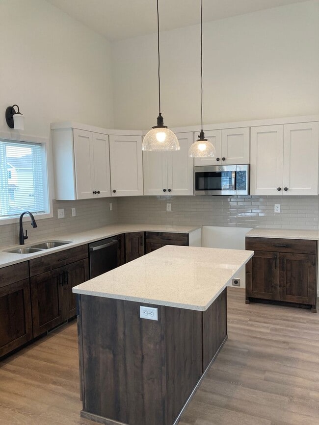 Building Photo - 4 Bed 2 Bath Single Family Home