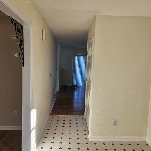 Building Photo - 205 Killian Green Dr