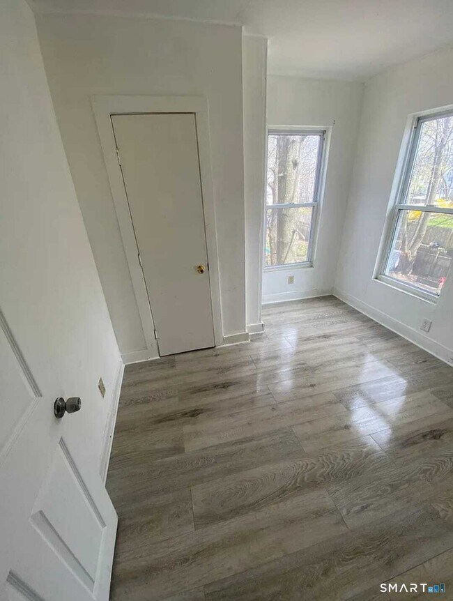 Building Photo - 27 Lilac St