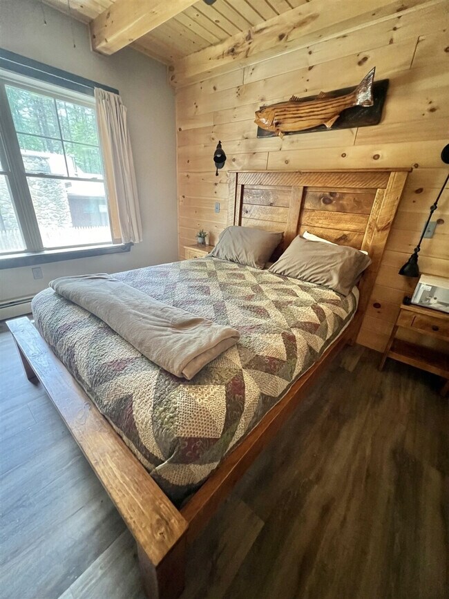 Building Photo - 322 NW River Rd