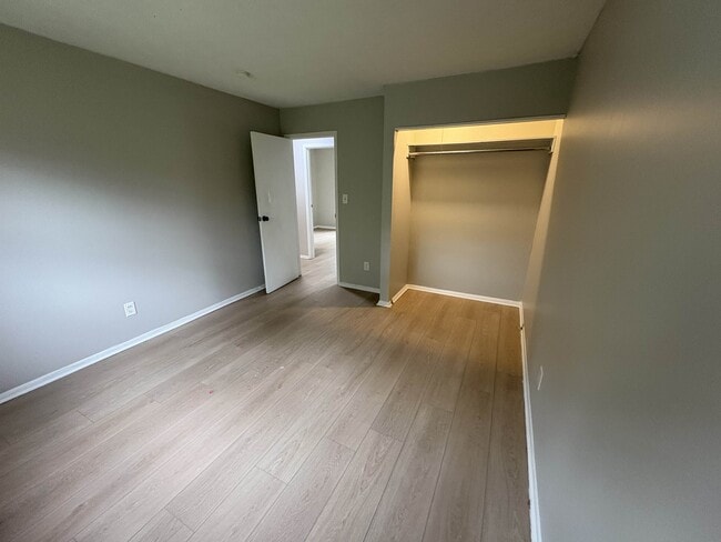 Building Photo - 2526 Queenswood Dr