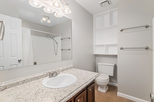 Building Photo - 3 bedroom 2.5 bathroom in Heather Ridge!