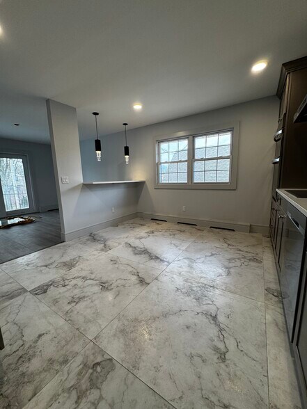 Building Photo - 2357 Linwood Ave
