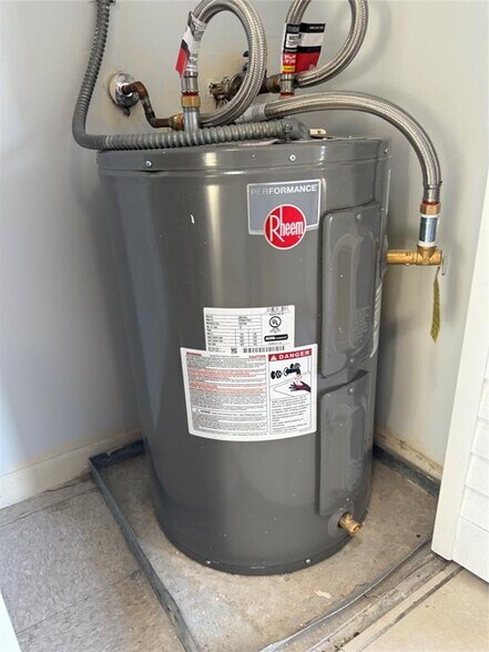 Building Photo - 9930 Twin Lakes Dr