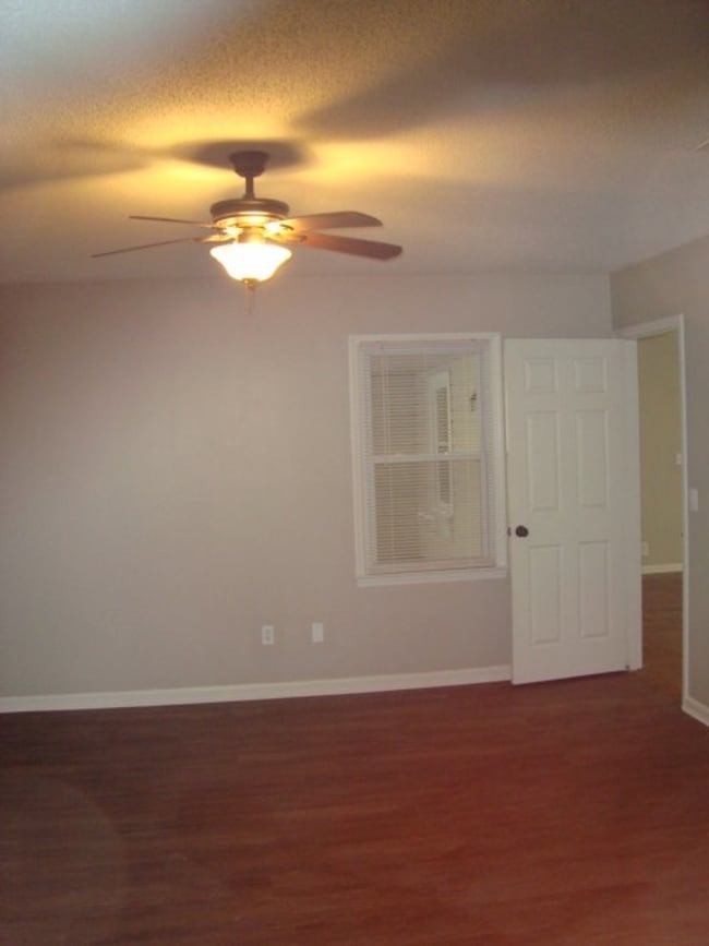 Building Photo - Renovated 4 bedroom available now to rent!