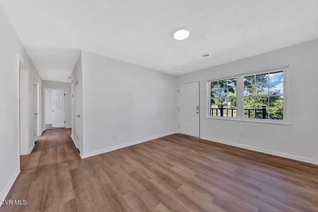 Building Photo - Newly renovated 3 Bedroom 2 Bathroom Home ...