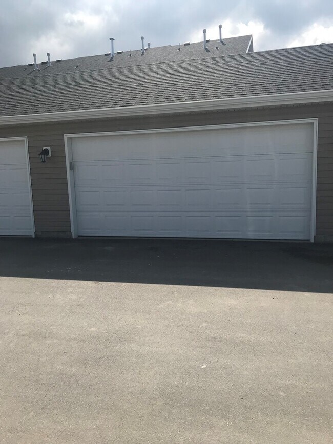 Building Photo - Newer Provo Townhome!