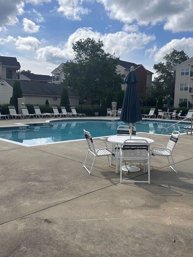 Building Photo - Spacious 2BR/2BA Condo - AVAILABLE AUGUST!