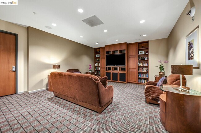 Building Photo - Bright 2 bedroom with open floor plan and spacious terrace!