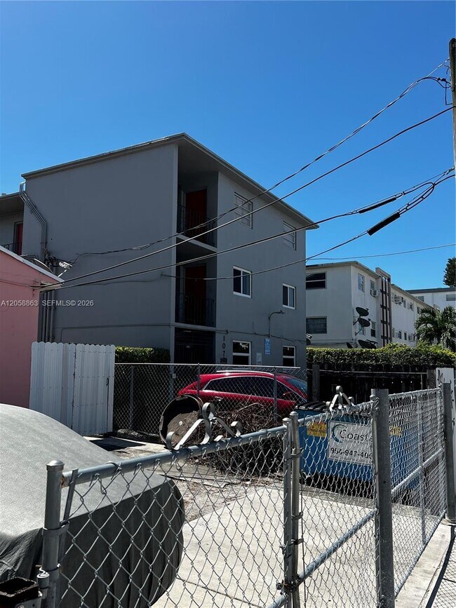 Building Photo - 107 SW 18th Ct