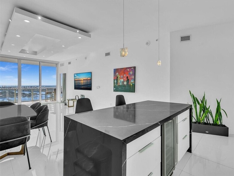 Building Photo - 2020 N Bayshore Dr