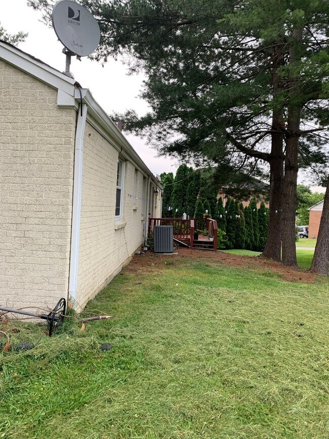Building Photo - Ranch style four bedroom two bath with ful...