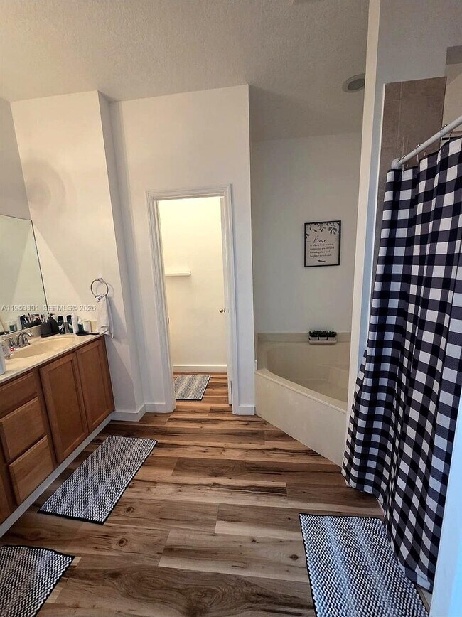 Building Photo - 540 NE 33rd Terrace