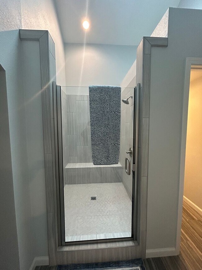 Building Photo - 2 Bed 2.5 bath townhome located on the golf course!