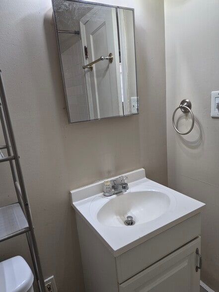 Building Photo - 226 E 5th Ave