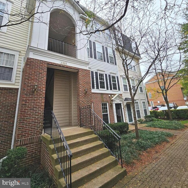 Building Photo - 5098 English Terrace