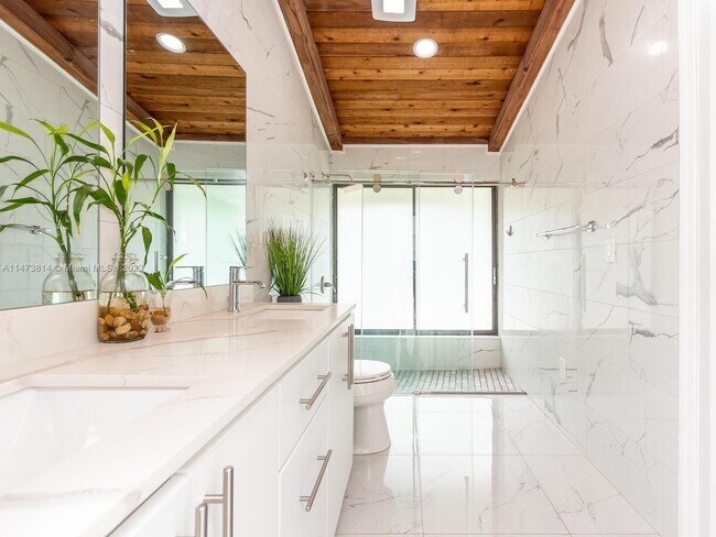 Building Photo - 741 E Plantation Cir