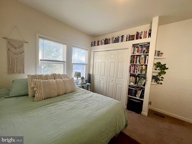 Building Photo - 1908 N Lincoln St