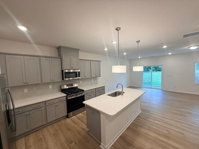 Building Photo - Brand New Townhome in Highland Creek Area!