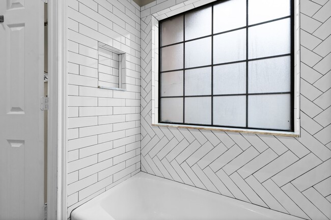 Building Photo - 590 Edgewood Dr