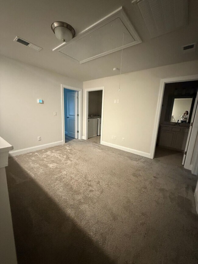 Building Photo - Three Bedroom Townhome Close to Columbia S...