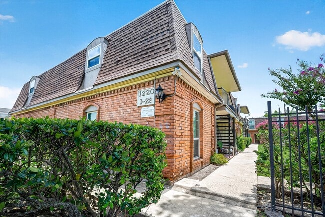 Building Photo - 1220 Shadowdale Dr