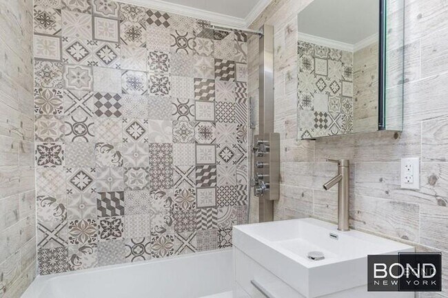 Building Photo - 2 bedroom in ASTORIA NY 11102