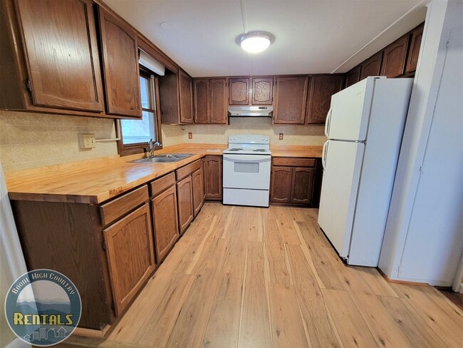 Building Photo - 2 Bedroom Right in Town!