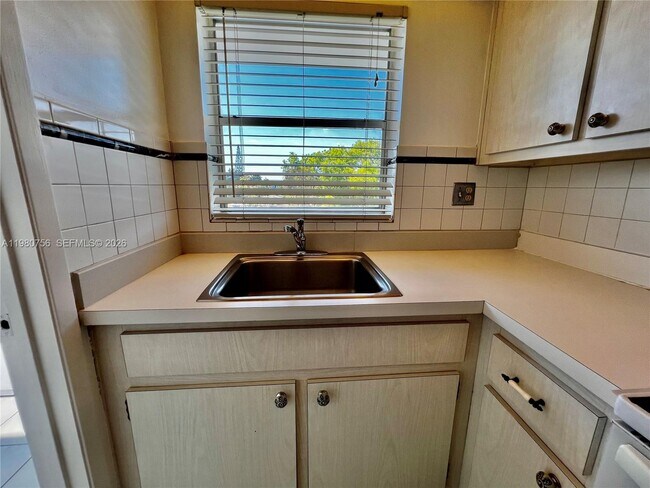 Building Photo - 1425 Arthur St