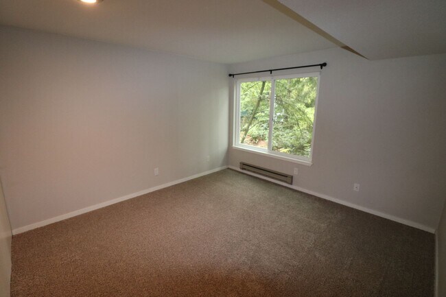 Building Photo - Spacious 1 Bed 1 Bath Corner Unit in North...