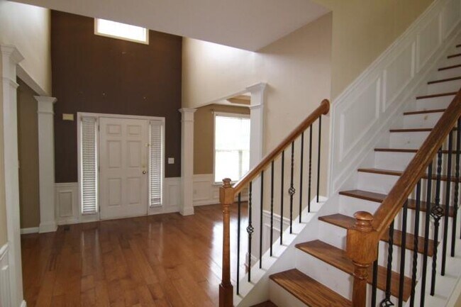 Building Photo - 565 Midhurst Pl