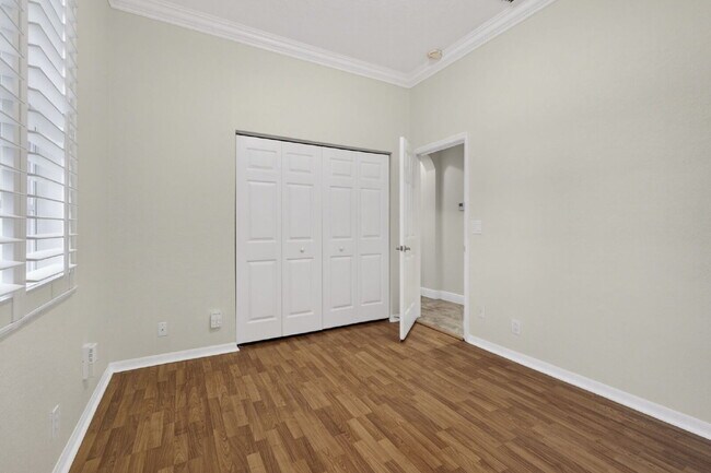 Building Photo - Beautiful & Spacious 3 Bedroom and 2 Bathroom with 2 Car garage and covered patio Home in West Pa...