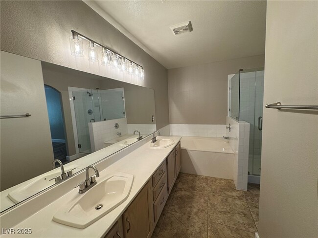 Building Photo - 910 Elegant Coral Ave