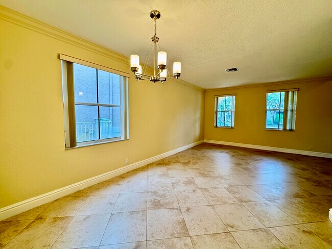 Building Photo - 898 Tulip Cir
